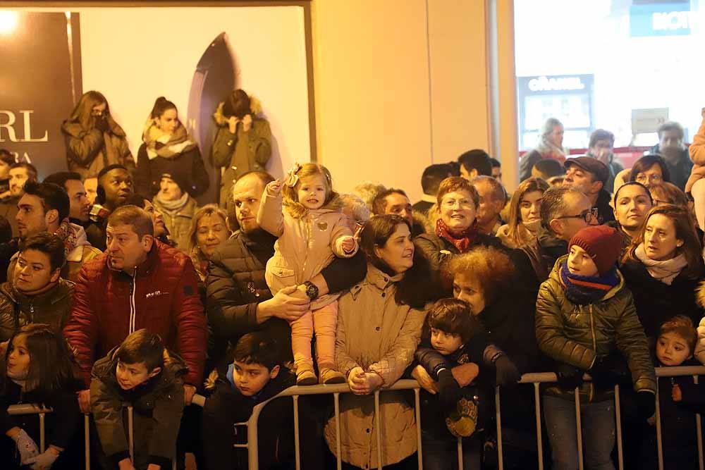 Miles de burgaleses vibran con el paso de los Reyes Magos por Burgos.