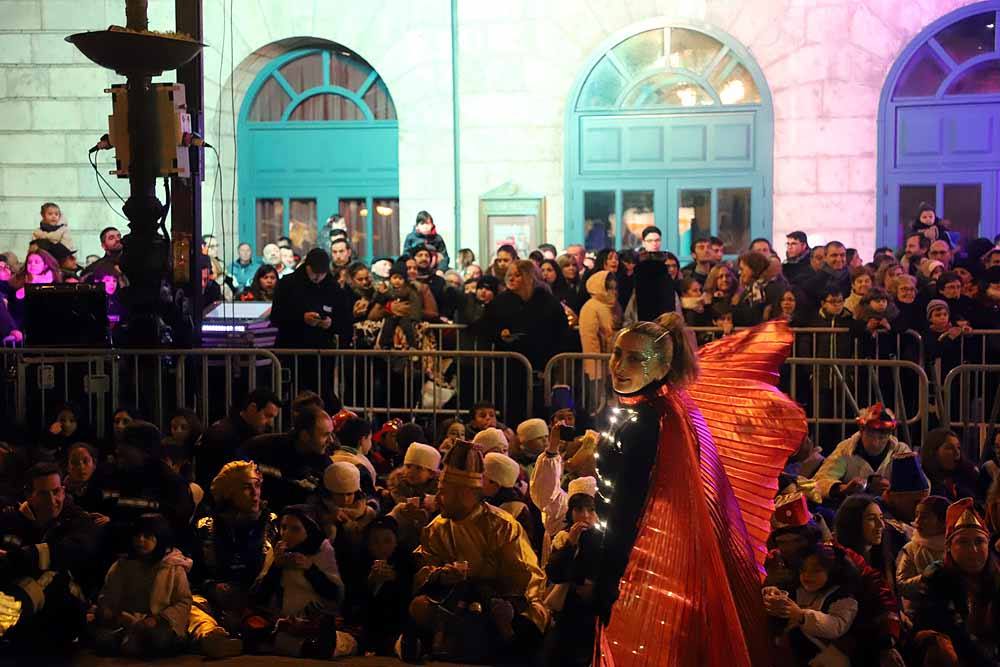 Miles de burgaleses vibran con el paso de los Reyes Magos por Burgos.