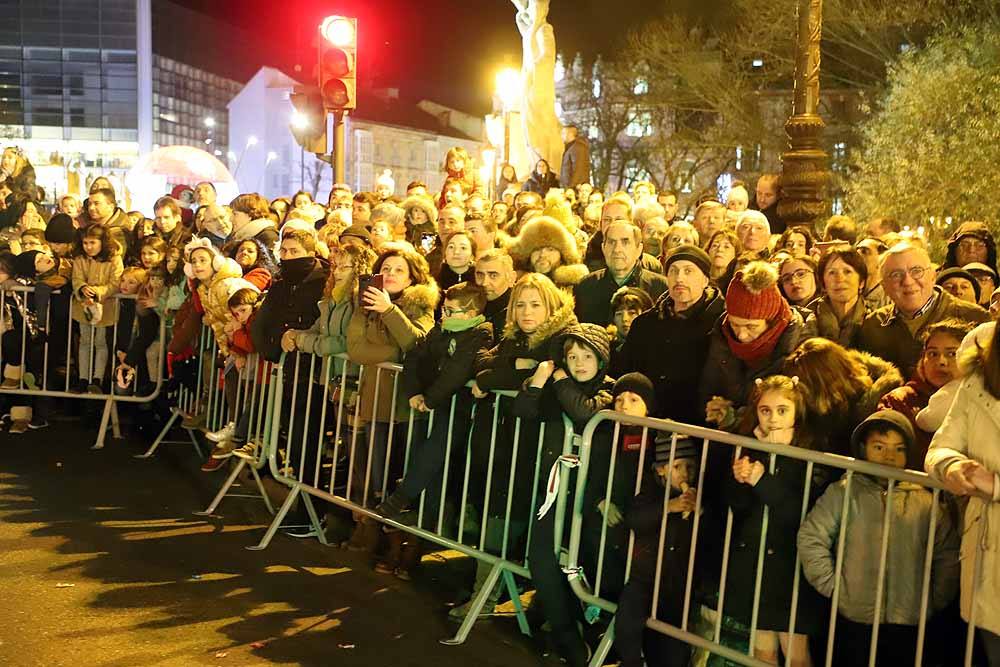 Miles de burgaleses vibran con el paso de los Reyes Magos por Burgos.