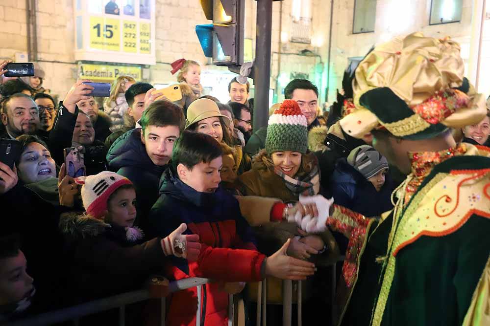 Miles de burgaleses vibran con el paso de los Reyes Magos por Burgos.