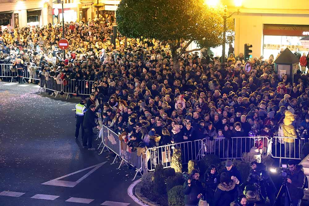 Miles de burgaleses vibran con el paso de los Reyes Magos por Burgos.