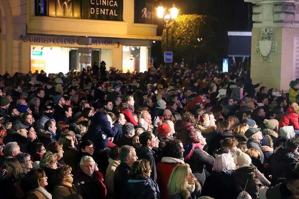 Miles de burgaleses vibran con el paso de los Reyes Magos por Burgos.