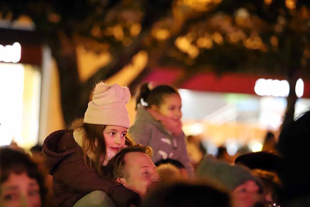 Miles de burgaleses vibran con el paso de los Reyes Magos por Burgos.