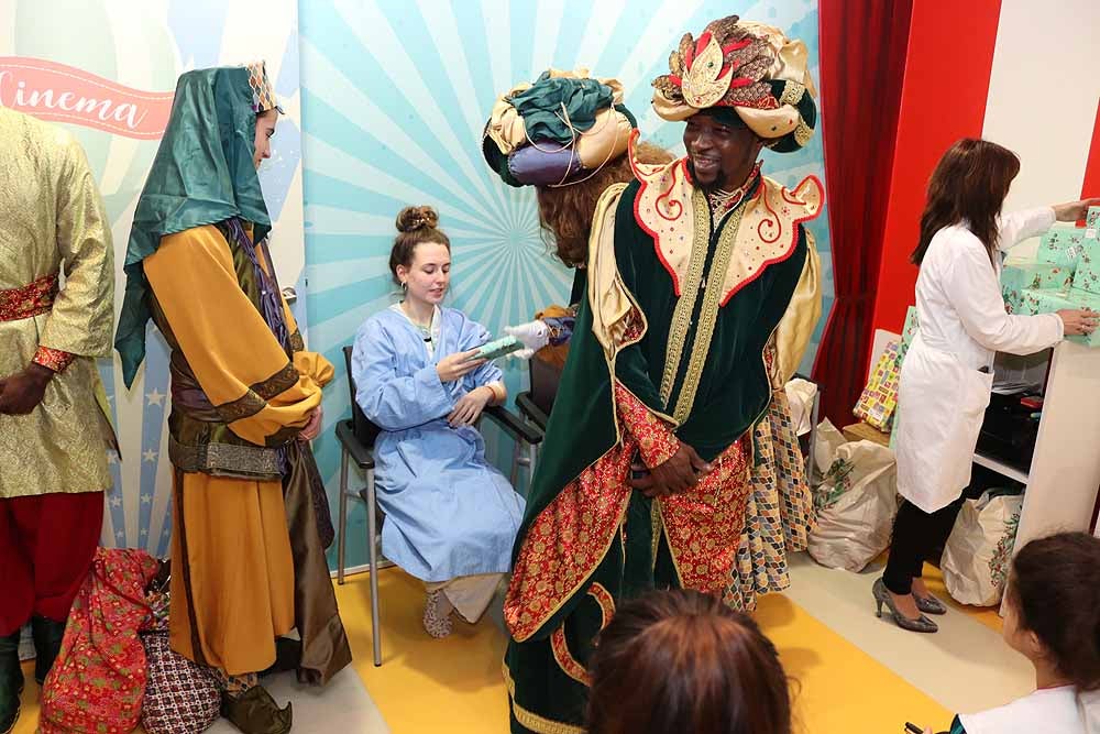 Fotos: Los Reyes Magos han visitado a los niños hospitalizados en el HUBU