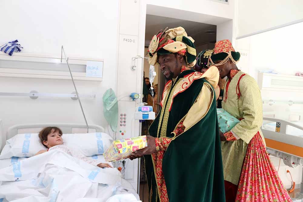 Fotos: Los Reyes Magos han visitado a los niños hospitalizados en el HUBU