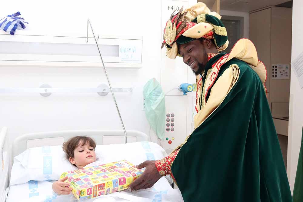 Fotos: Los Reyes Magos han visitado a los niños hospitalizados en el HUBU
