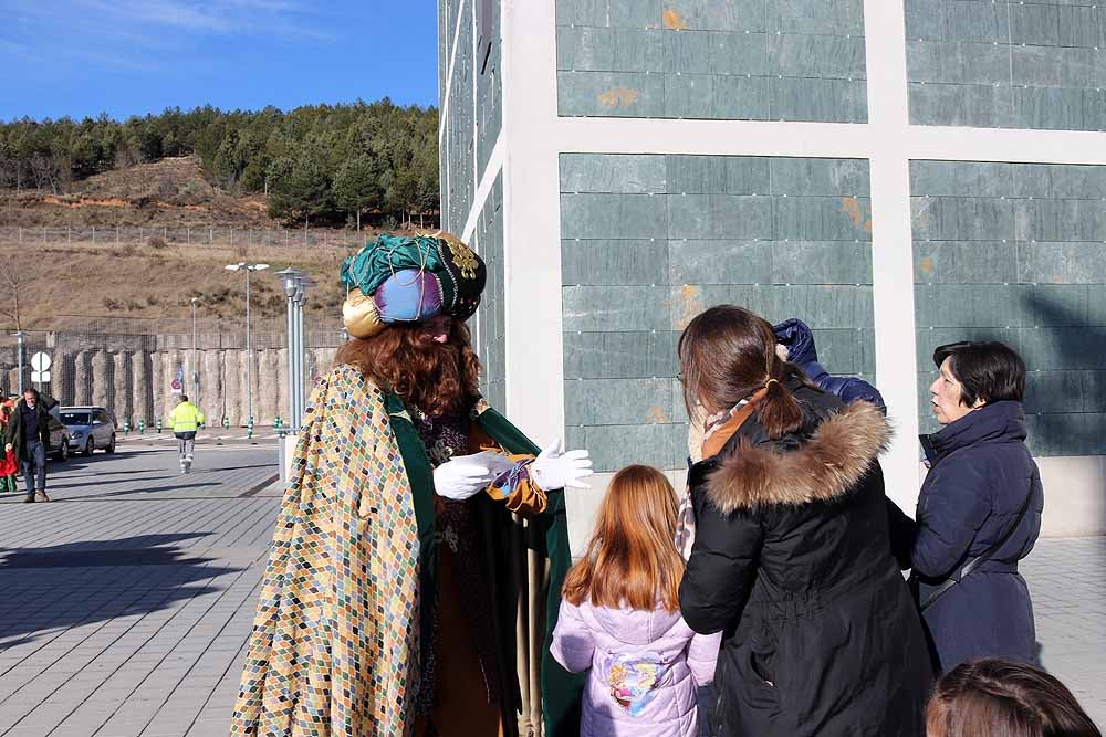 Fotos: Los Reyes Magos han visitado a los niños hospitalizados en el HUBU