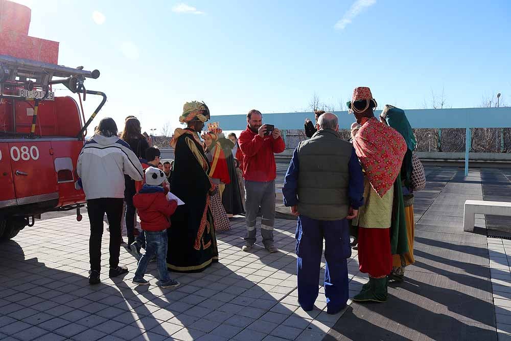 Fotos: Los Reyes Magos han visitado a los niños hospitalizados en el HUBU