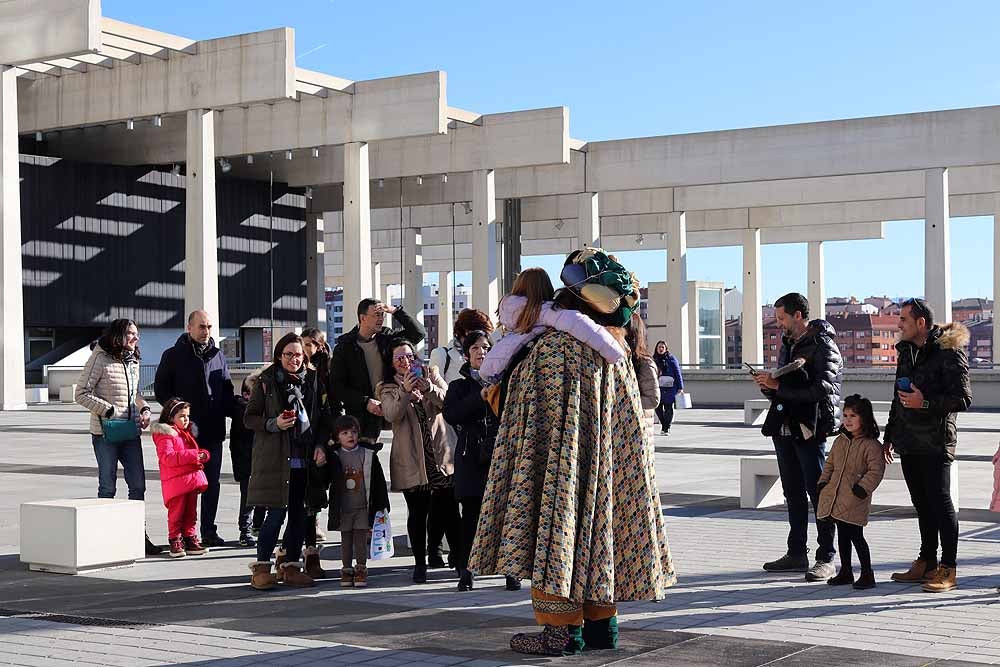 Fotos: Los Reyes Magos han visitado a los niños hospitalizados en el HUBU