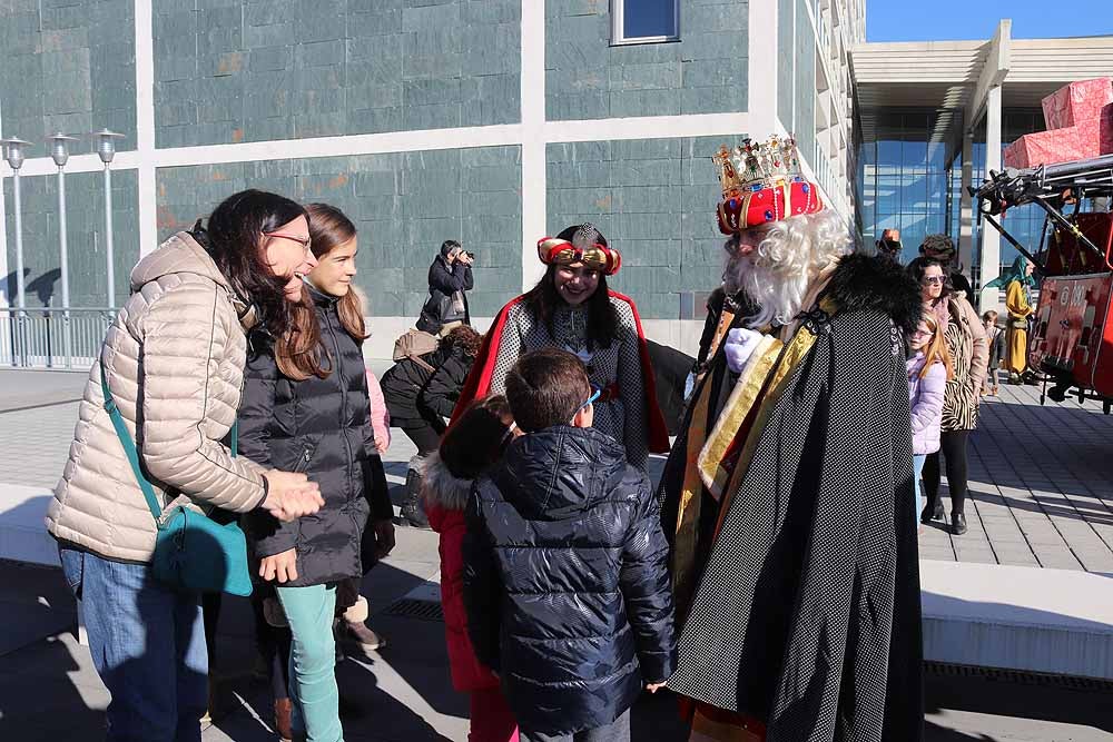 Fotos: Los Reyes Magos han visitado a los niños hospitalizados en el HUBU