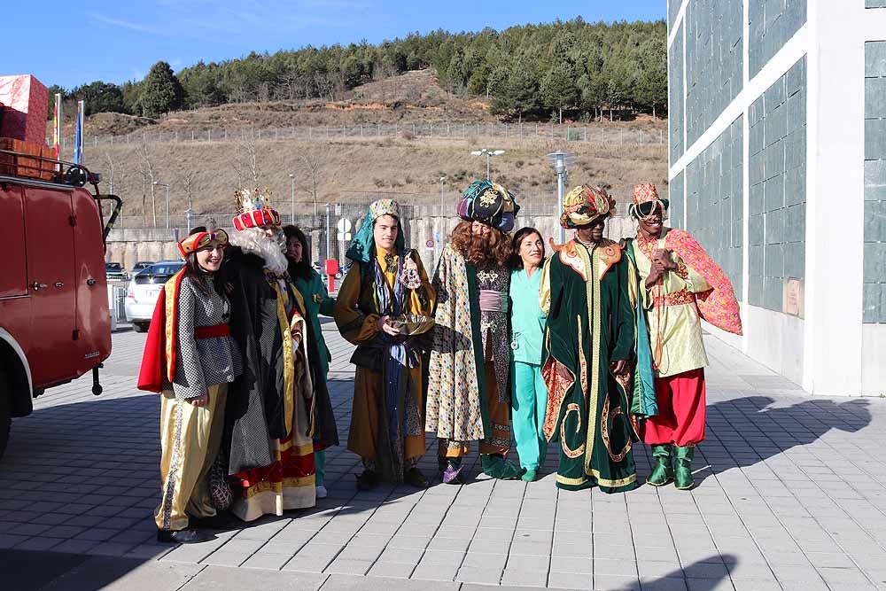 Fotos: Los Reyes Magos han visitado a los niños hospitalizados en el HUBU