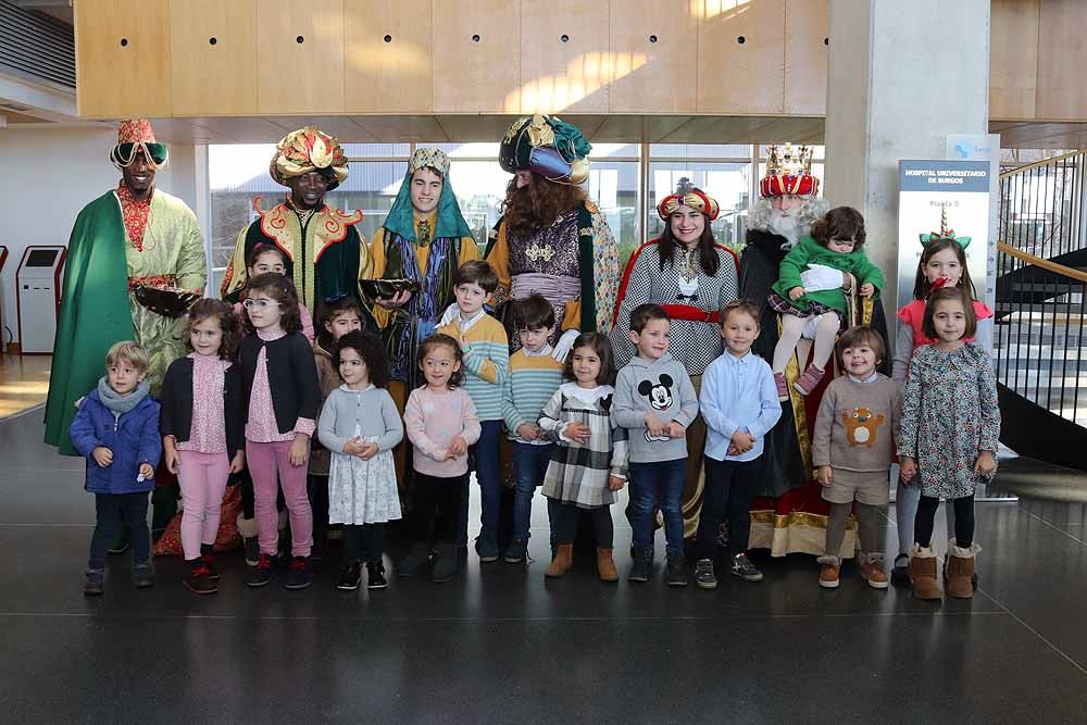 Fotos: Los Reyes Magos han visitado a los niños hospitalizados en el HUBU