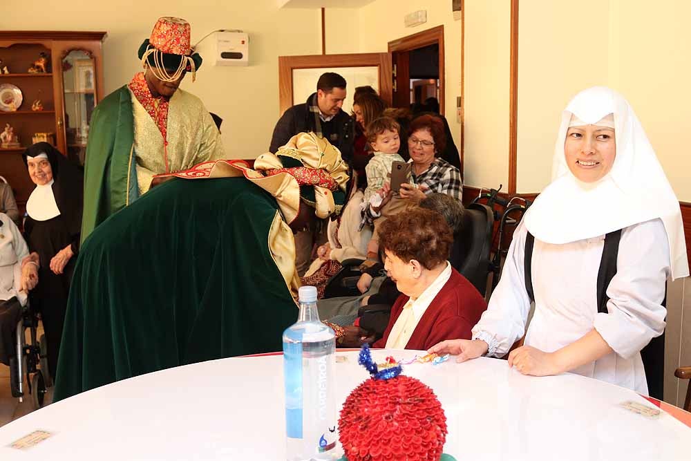 Fotos: Los Reyes Magos han visitado a los mayores de la residencia Teresa Jornet