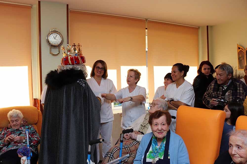 Fotos: Los Reyes Magos han visitado a los mayores de la residencia Teresa Jornet