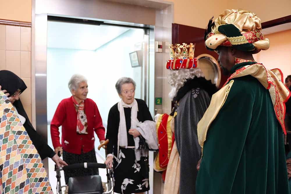 Fotos: Los Reyes Magos han visitado a los mayores de la residencia Teresa Jornet