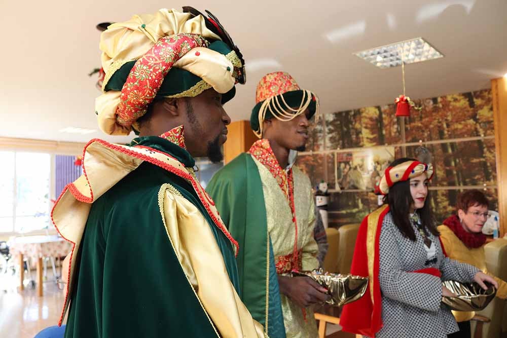 Fotos: Los Reyes Magos han visitado a los mayores de la residencia Teresa Jornet
