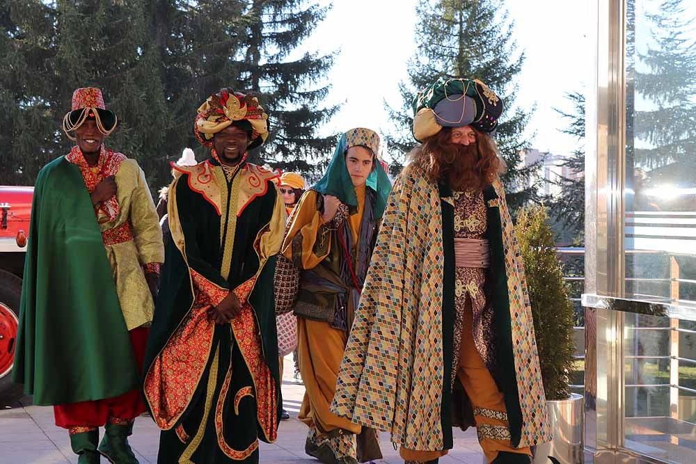 Fotos: Los Reyes Magos han visitado a los mayores de la residencia Teresa Jornet