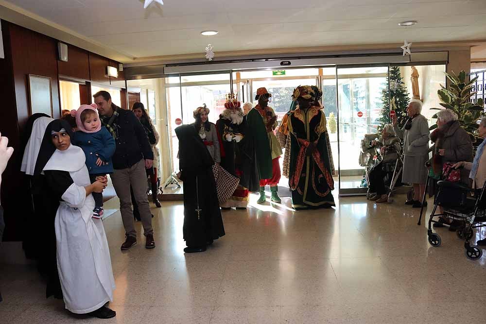 Fotos: Los Reyes Magos han visitado a los mayores de la residencia Teresa Jornet