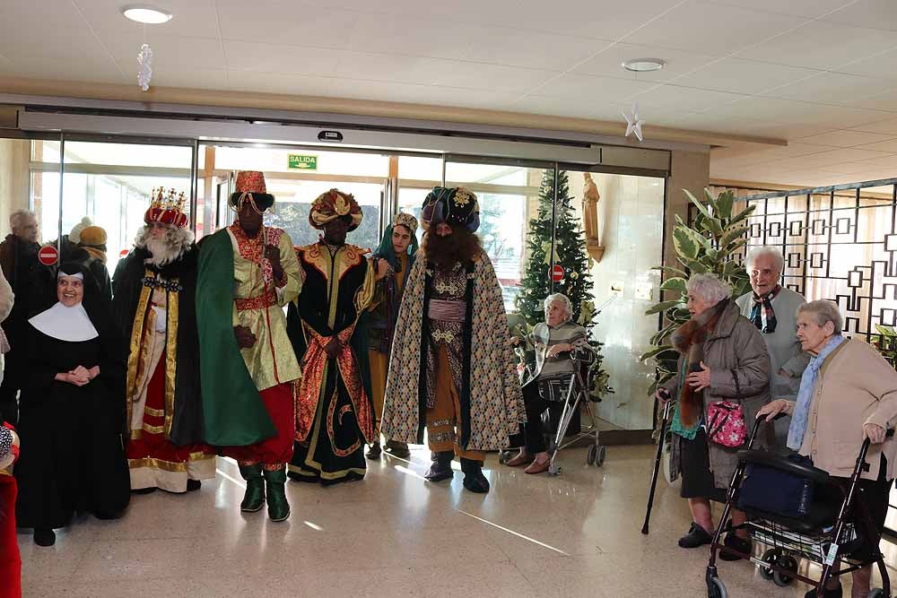 Fotos: Los Reyes Magos han visitado a los mayores de la residencia Teresa Jornet
