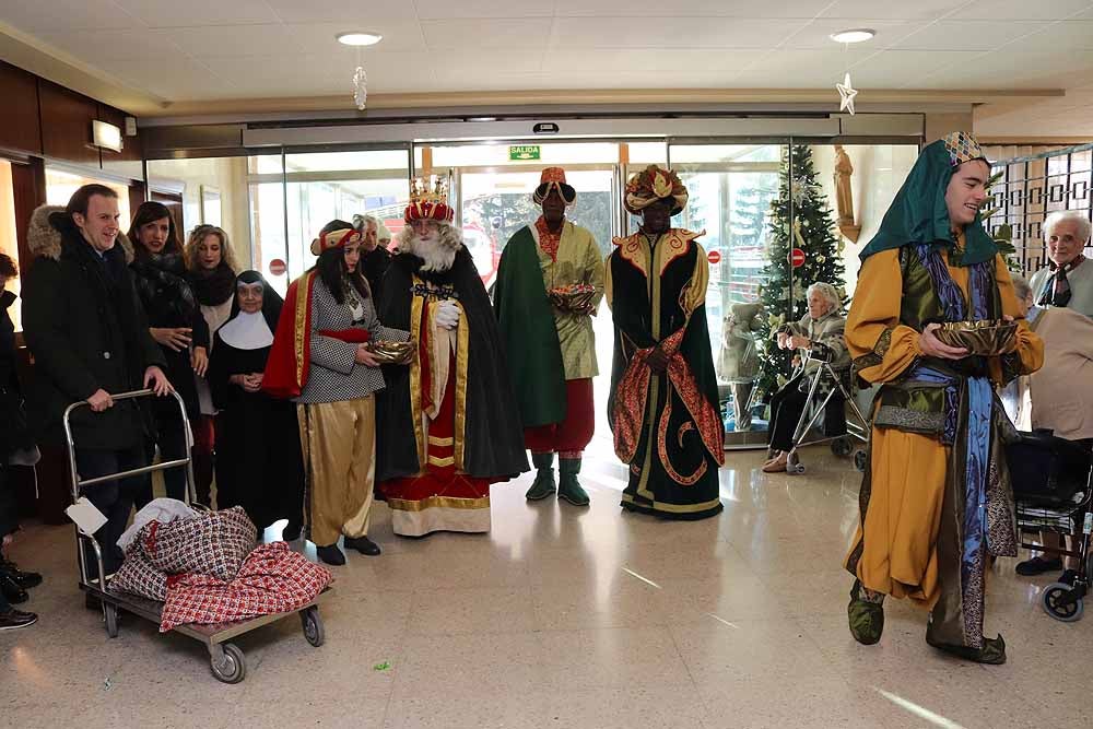 Fotos: Los Reyes Magos han visitado a los mayores de la residencia Teresa Jornet