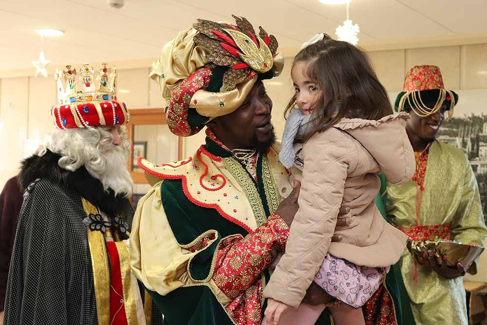 Fotos: Los Reyes Magos han visitado a los mayores de la residencia Teresa Jornet