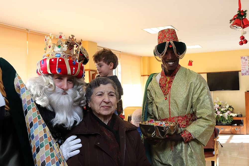 Fotos: Los Reyes Magos han visitado a los mayores de la residencia Teresa Jornet