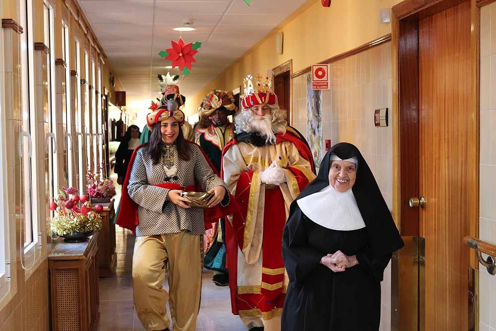Fotos: Los Reyes Magos han visitado a los mayores de la residencia Teresa Jornet