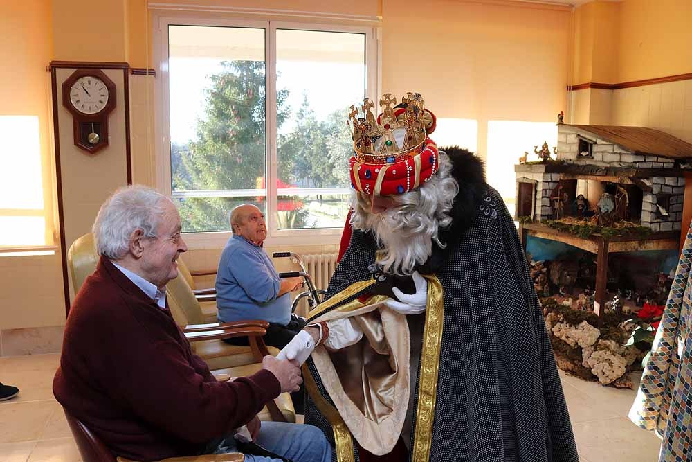 Fotos: Los Reyes Magos han visitado a los mayores de la residencia Teresa Jornet