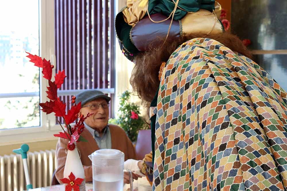 Fotos: Los Reyes Magos han visitado a los mayores de la residencia Teresa Jornet