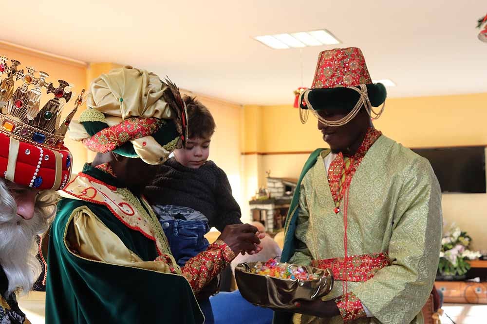 Fotos: Los Reyes Magos han visitado a los mayores de la residencia Teresa Jornet