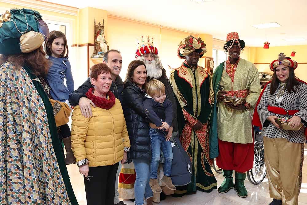 Fotos: Los Reyes Magos han visitado a los mayores de la residencia Teresa Jornet