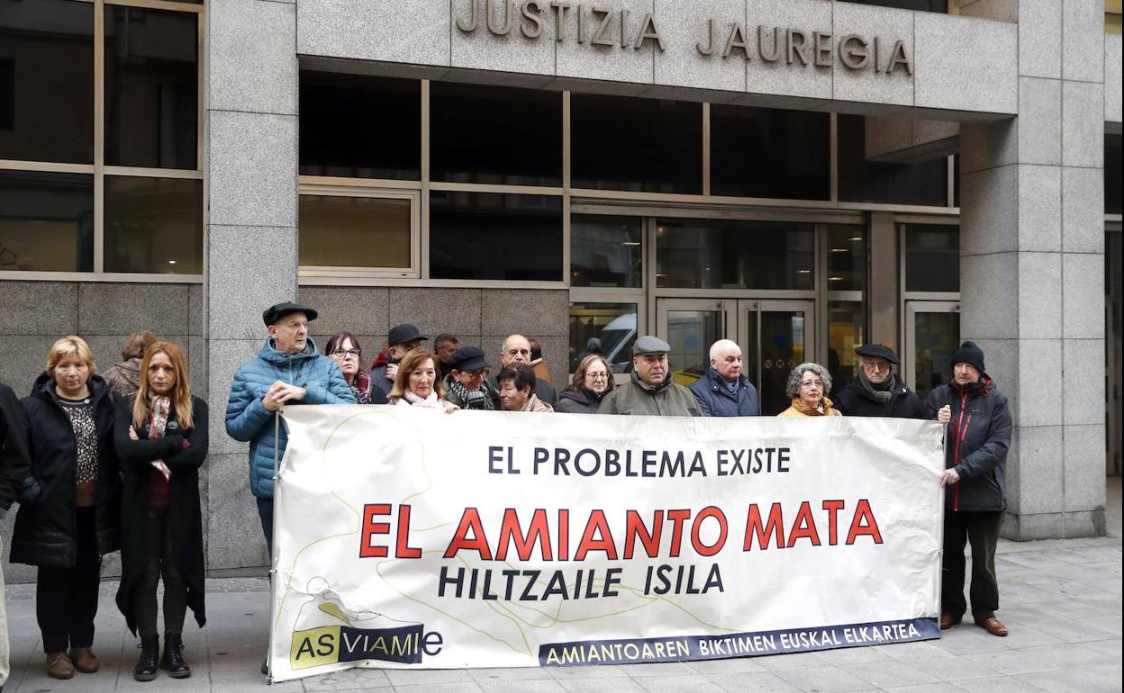 Miembros de la asociación vasca de víctimas del amianto, ayer, en la concentración realizada en Bilbao.