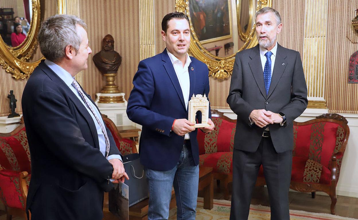 El rector de la UBU ha entregado una réplica en miniatura de la puerta de Romeros al regidor De la Rosa. 