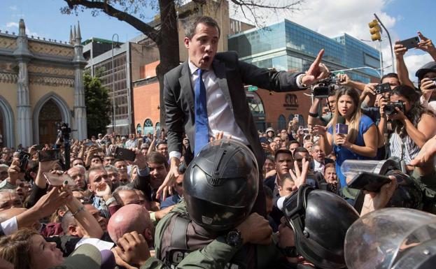 El líder opositor Juan Guaidó y varias decenas de diputados se enfrentan a la Guardia Nacional Bolivariana juhto al Parlamento.