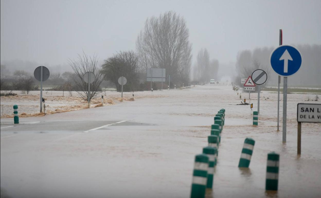 La N-120 se cortó ante tras el desbordamiento del río Pisuerga. 