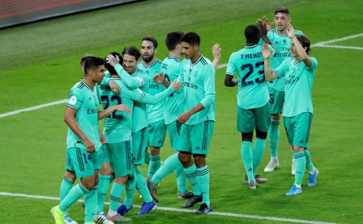 Los jugadores del Madrid celebran el gol de Isco.