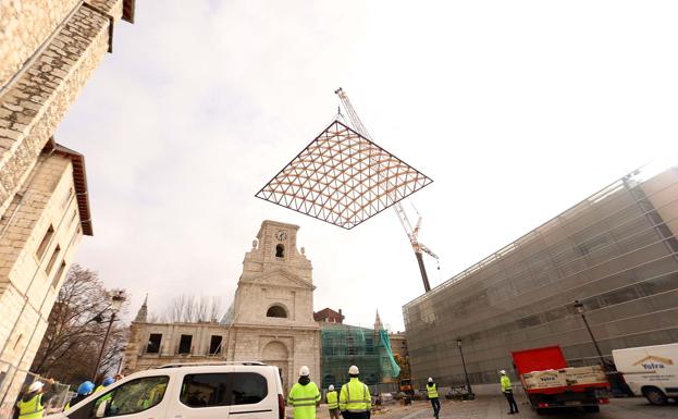 Colocan la estructura de la nueva cubierta del claustro del monasterio de San Juan