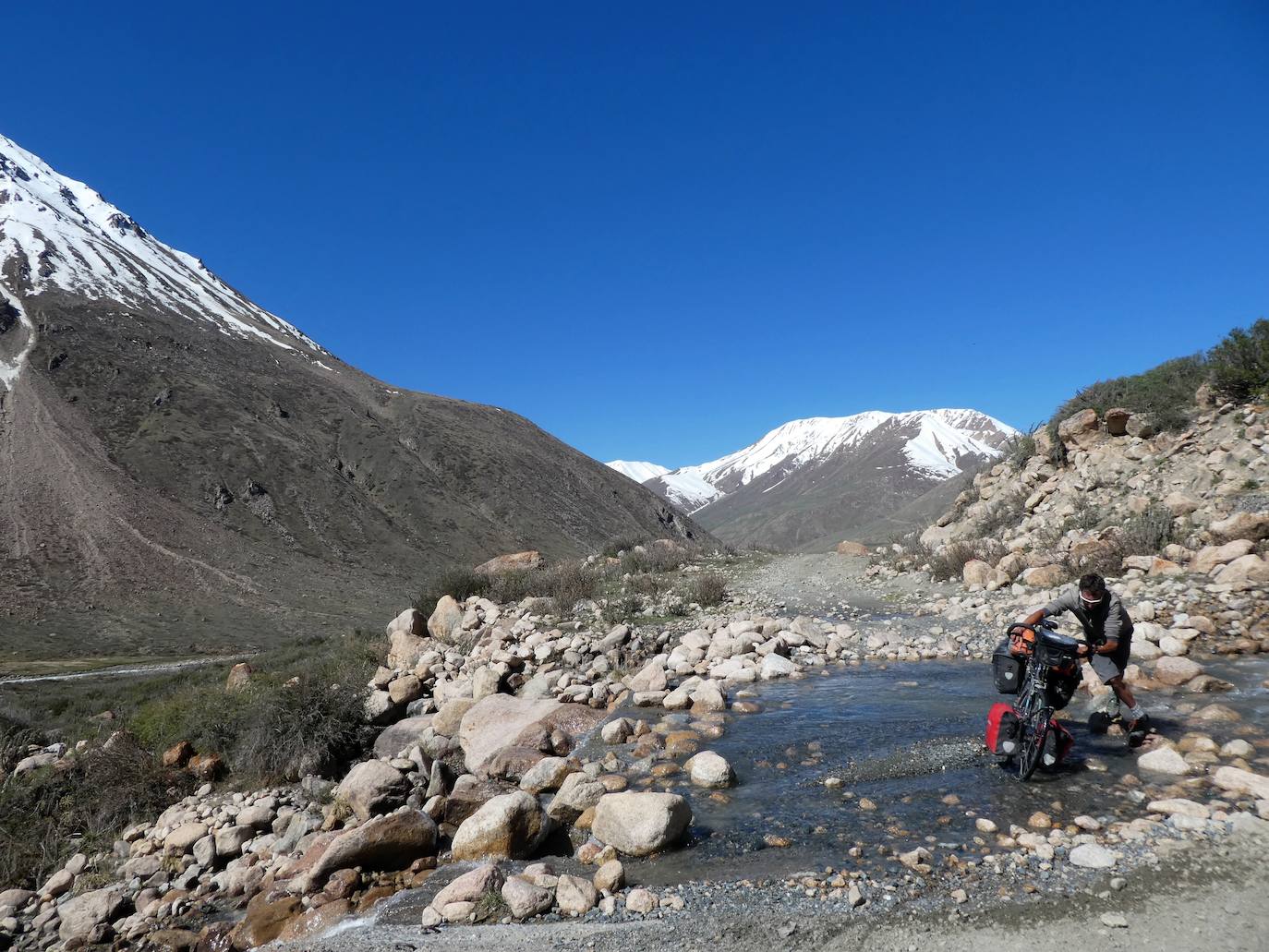 Alba Moreno, de Salas de los Infantes, junto con su pareja han viajado de Francia a Tailandia en bicicleta en un recorrido lento que les ha permitido demostrar que es posible viajar respetando a la población local, la naturaleza y la cultura de los países. 