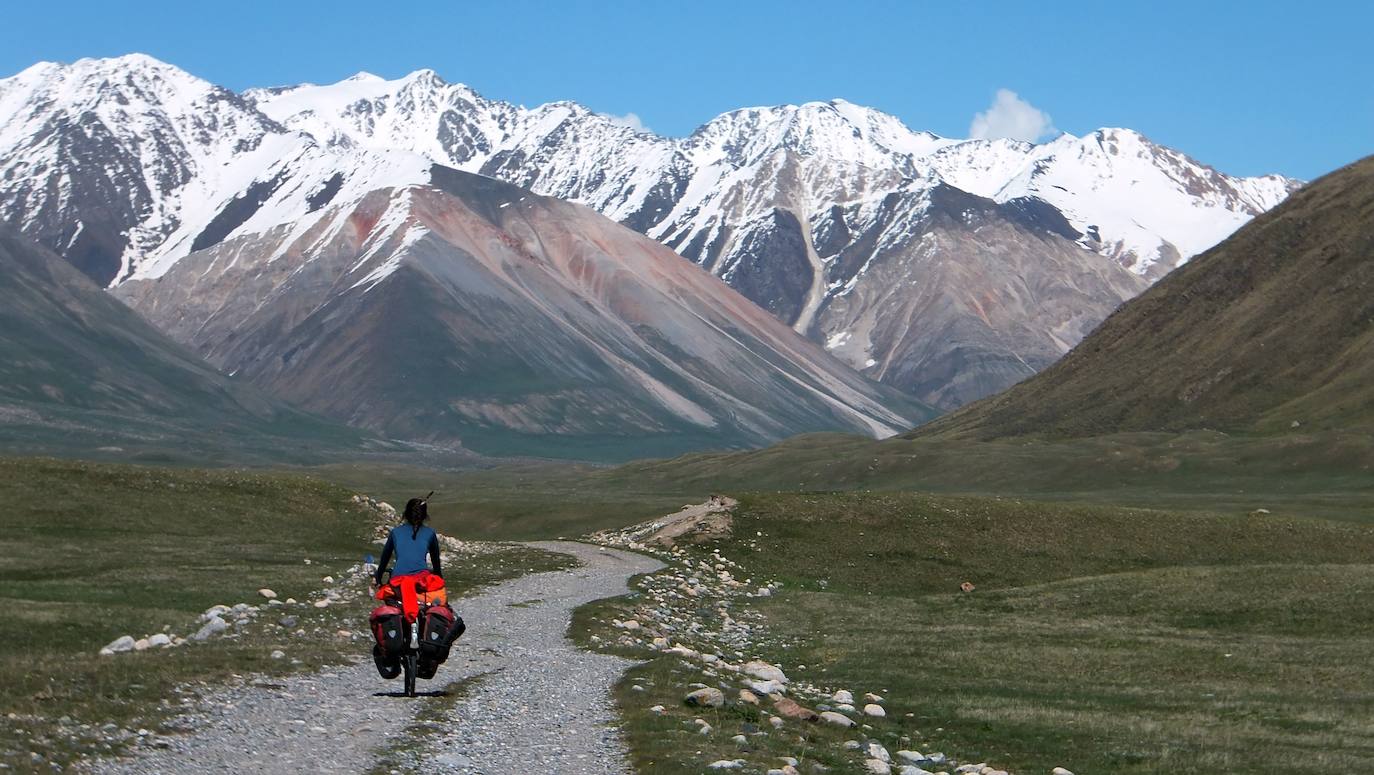 Alba Moreno, de Salas de los Infantes, junto con su pareja han viajado de Francia a Tailandia en bicicleta en un recorrido lento que les ha permitido demostrar que es posible viajar respetando a la población local, la naturaleza y la cultura de los países. 