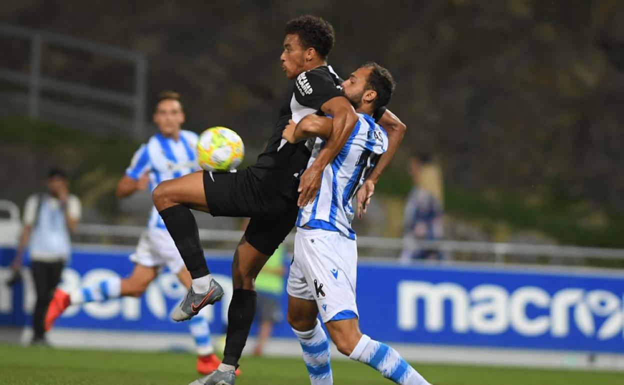 Wilson controlando un balón en el partido d la primera vuelta. 