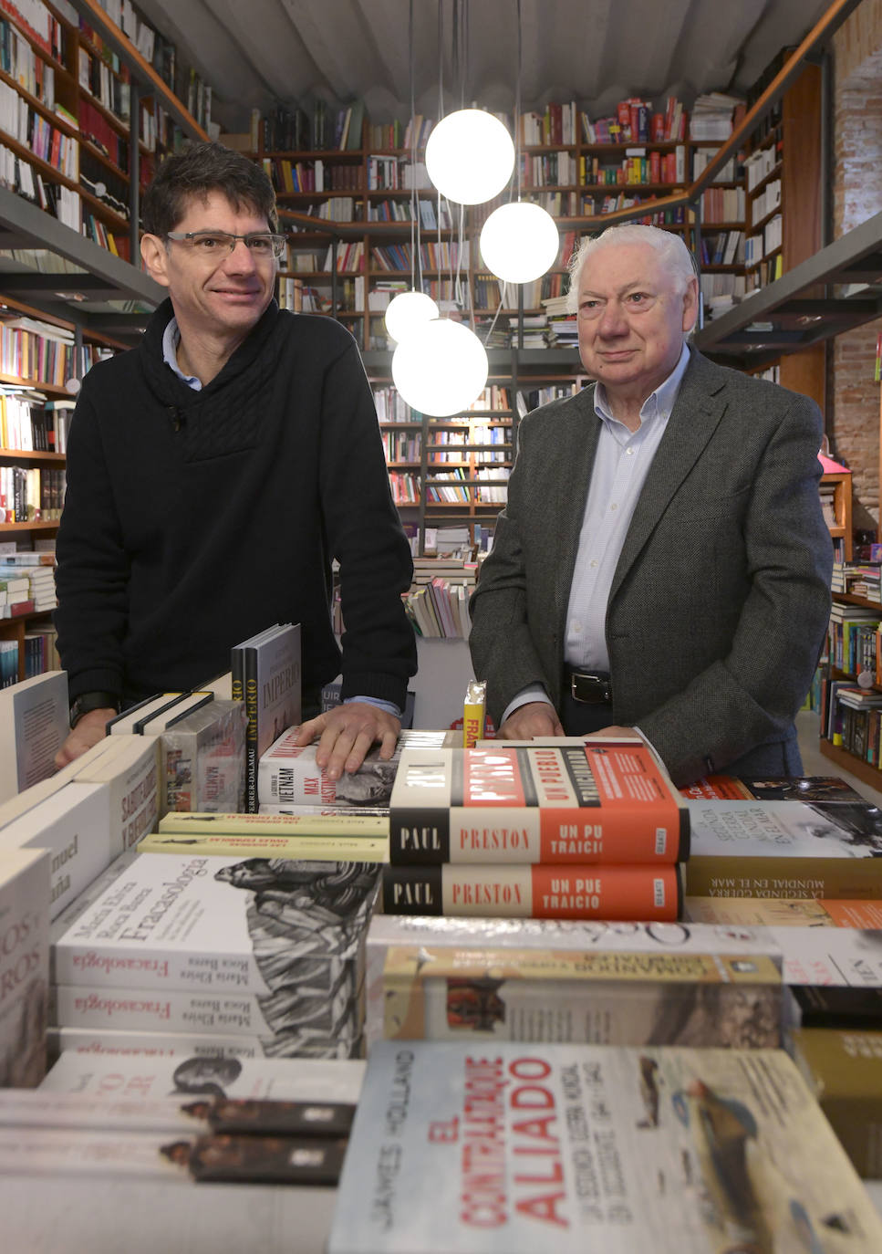 En la imagen, el fundador de la librería, Álvaro Manso Barbadillo, y su hijo Álvaro Manso. 