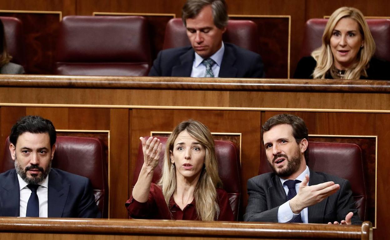 Casado, junto a Álvarez de Toledo, gesticula durante el debate de investidura. 