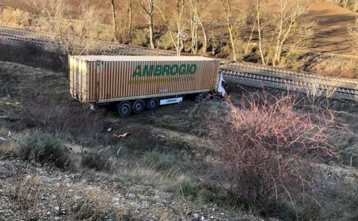 Así ha quedado el camión tras salirse de la AP-1. 