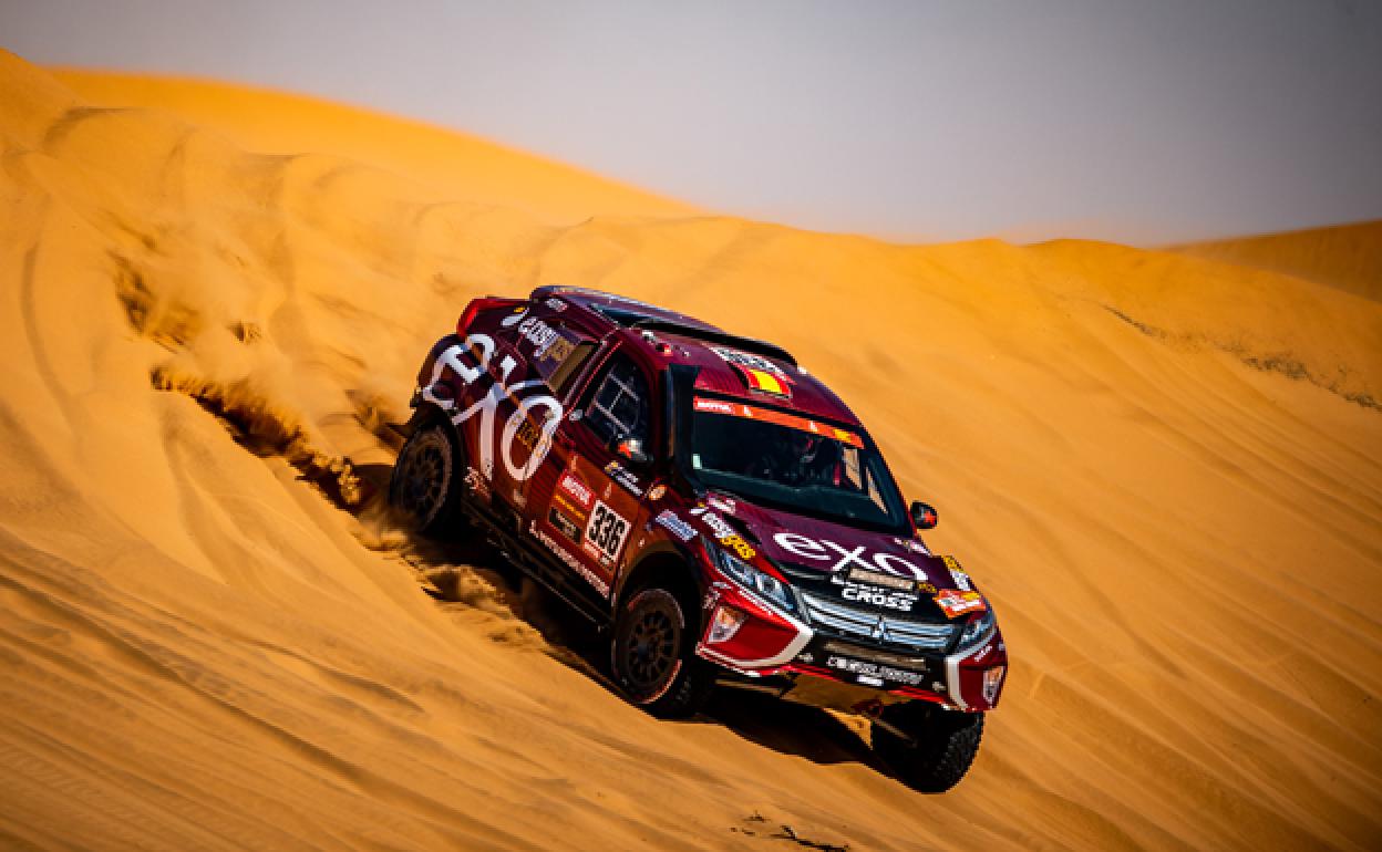 Cristina Gutiérrez y Pablo Huete con su Mitsubishi Eclipse Cross, en la séptima etapa del Dakar 2020. 