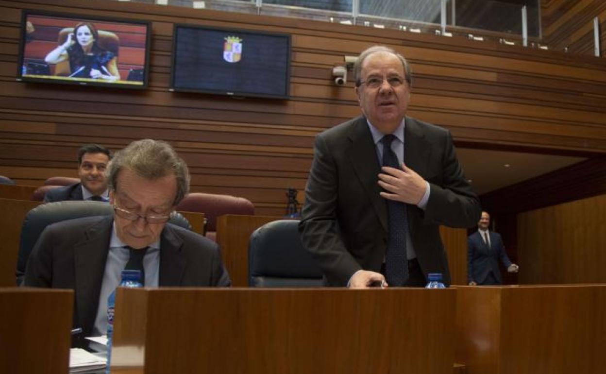 Juan Vicente Herrera, junto a José Antonio de Santiago, responsable de Plan de Medios de la Junta. En el monitor, Silvia Clemente, presidenta entonces de las Cortes.