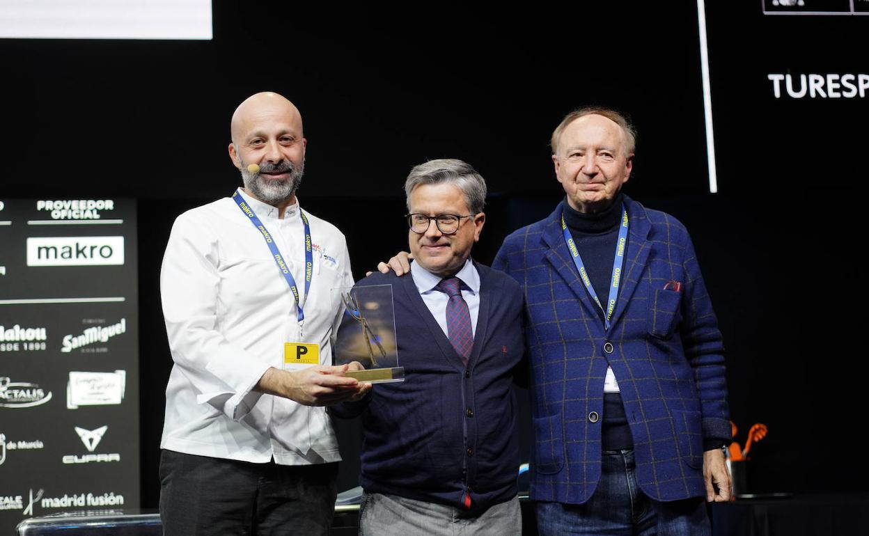 Romito recibe el premio a Cocinero del Año en Europa. 