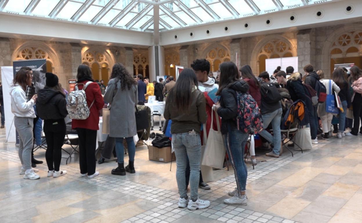 Estudiantes de Bachillerato se acercaron al 'stand' de la Universidad de Burgos. 