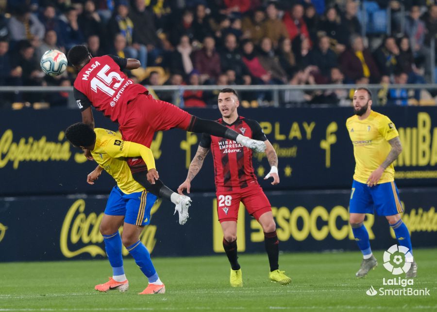 El Mirandés empató a tres en su visita al Cádiz en un final trepidante, con dos goles en el tiempo añadido del equipo burgalés. 