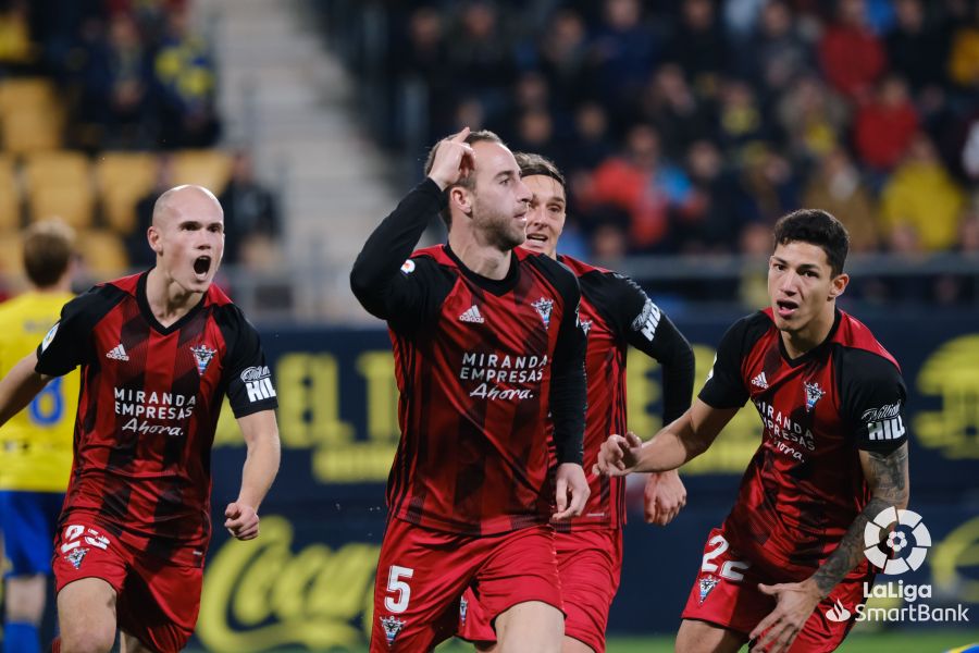 El Mirandés empató a tres en su visita al Cádiz en un final trepidante, con dos goles en el tiempo añadido del equipo burgalés. 