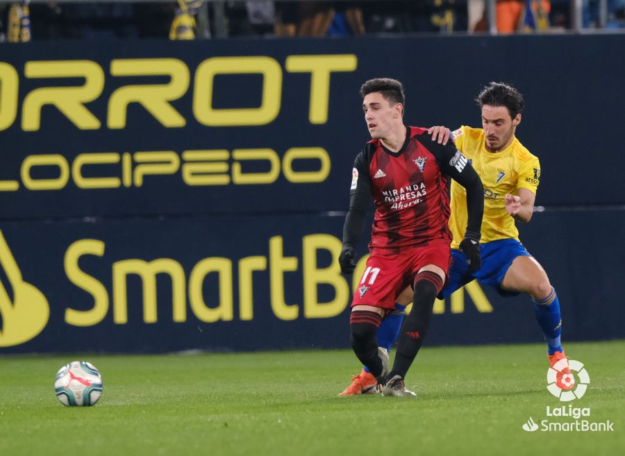 El Mirandés empató a tres en su visita al Cádiz en un final trepidante, con dos goles en el tiempo añadido del equipo burgalés. 